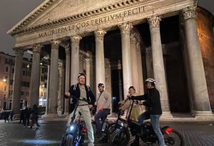 Rome la nuit en vélo électrique avec une dégustation de produits typiques